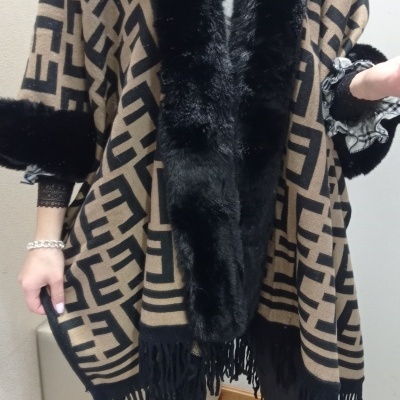 Capa bege com padrão geométrico preto e detalhes em pelo preto