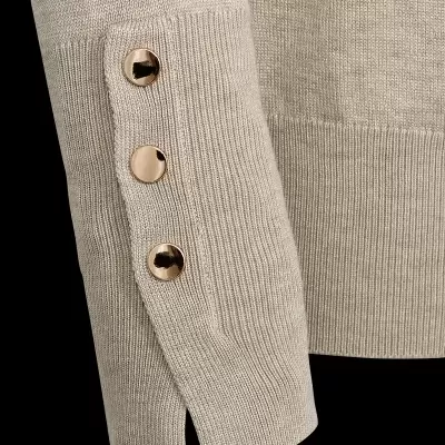 Manga bege de camisola de malha com botões dourados