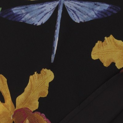 Tecido preto com padrão de libélula azul e flores amarelas e vermelhas