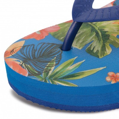 Chinelo azul com padrão floral colorido e tiras plásticas azuis