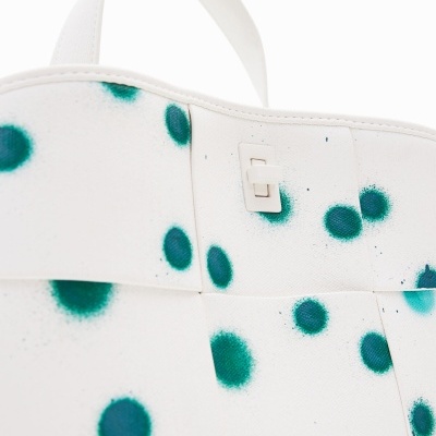 Mala branca com pontos verdes e pega branca