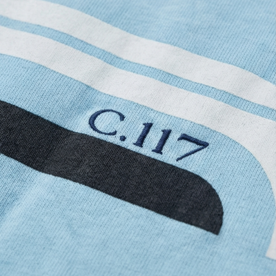 Tecido azul claro com riscas e texto C.117 bordado