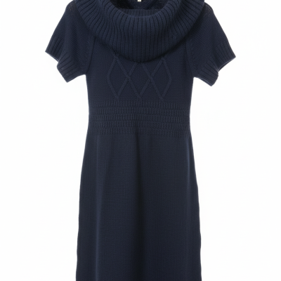 Vestido de malha azul escuro com gola alta larga e mangas curtas