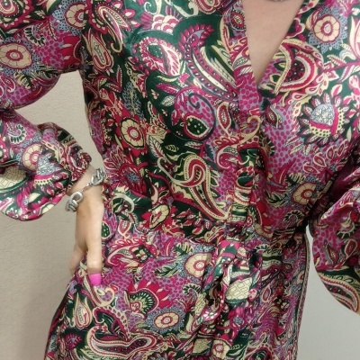 Vestido comprido com padrão paisley colorido em pessoa