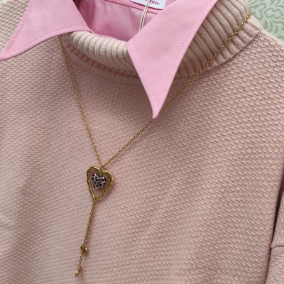 Conjunto de camisa rosa clara e camisola rosa com colar dourado e pendente em forma de coração