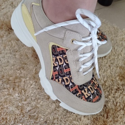 Tênis casual bege com padrão colorido e sola branca
