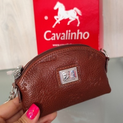 Carteira de couro castanho Cavalinho com caixa vermelha ao fundo