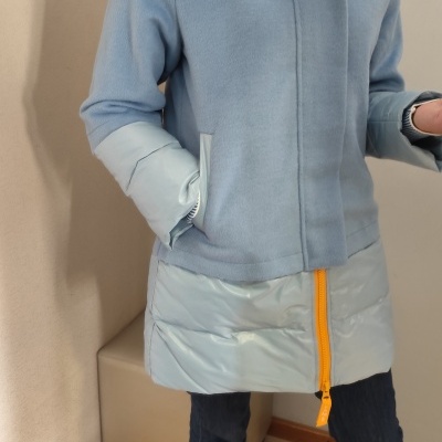 Casaco azul claro com detalhes acolchoados e fecho amarelo