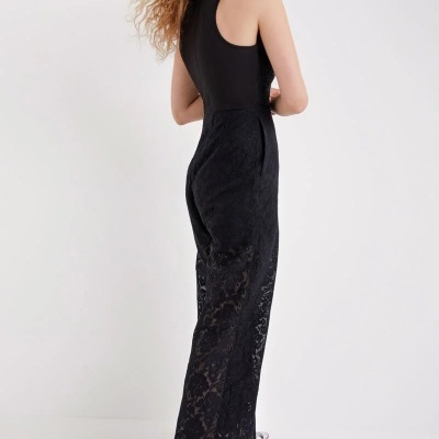 Macacão feminino preto com renda floral e ténis brancos
