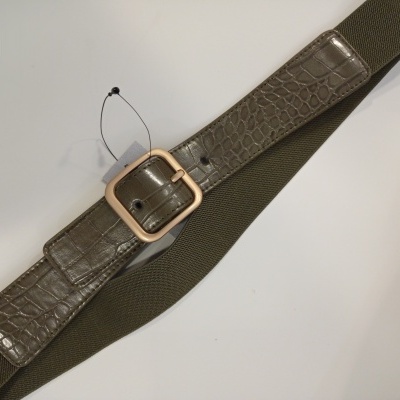 Cinto verde com tecido elástico e imitação de pele, fivela dourada