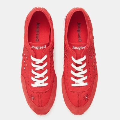 Sapatilhas vermelhas com atacadores brancos e detalhes decorativos