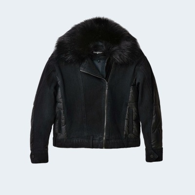 Casaco preto com gola de pelo e detalhes acolchoados