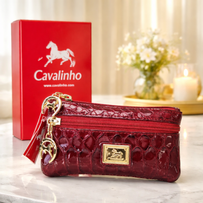 Carteira vermelha em couro verniz com textura de pele de crocodilo e detalhes dourados Cavalinho