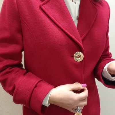 casaco vermelho com botões dourados e camisa branca