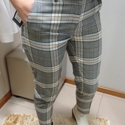 Calças xadrez cinzentas e botins brancos