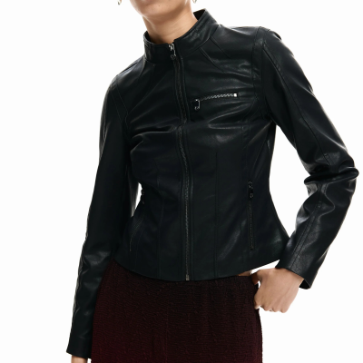 Casaco de couro preto feminino com zíper frontal e bolso, modelo a usar saia bordô e brincos de argola