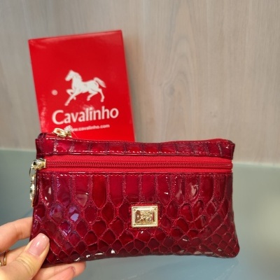 Carteira ou porta-moedas vermelho com padrão de pele de cobra e detalhe Cavalinho dourado.