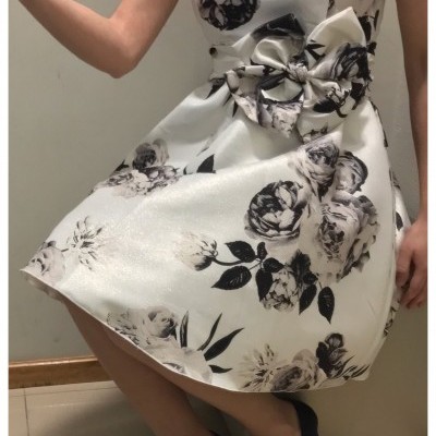 Vestido branco com padrão floral e laço na cintura