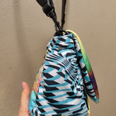 Saco colorido com padrão geométrico e alça preta