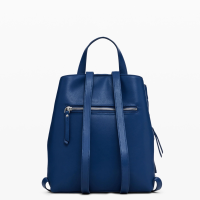 mochila azul escura com alças ajustáveis e bolso na parte traseira