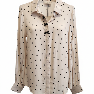 Camisa feminina bege com bolinhas pretas e laços pretos frontais