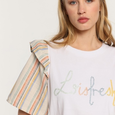 T-shirt branca com mangas de riscas coloridas e texto bordado Lisfresh