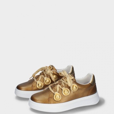 Ténis infantis dourados com atacadores e medalhas douradas e sola branca