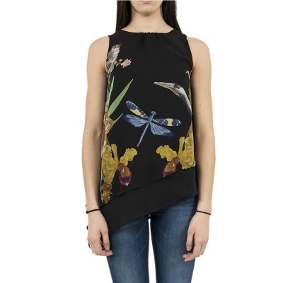 Blusa preta com estampa colorida de libélula e flores, usada por mulher com jeans azul.