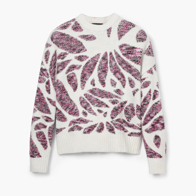 Camisola de malha branca com padrão de folhas rosas e roxas