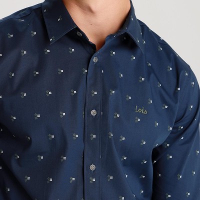 Camisa azul escura masculina com padrão de quadrados pequenos e bordado Lois