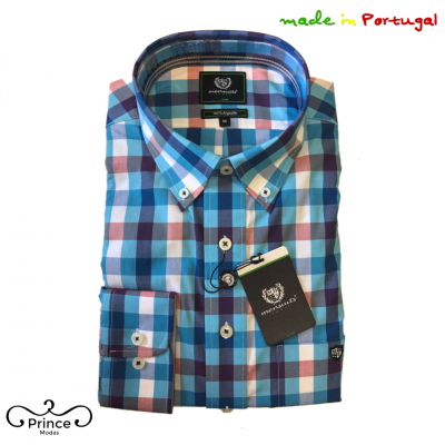 Camisa de homem xadrez azul dobrada com etiquetas e fundo branco