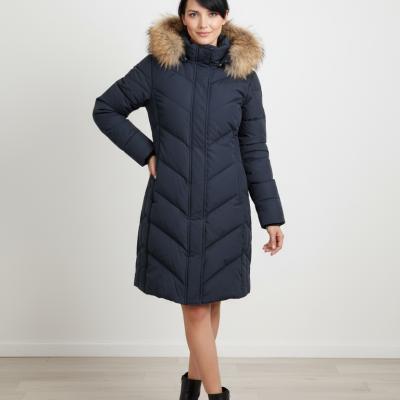 Casaco comprido acolchoado azul escuro com capuz de pêlo e botas pretas.