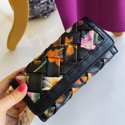 Carteira trançada preta com padrão floral colorido