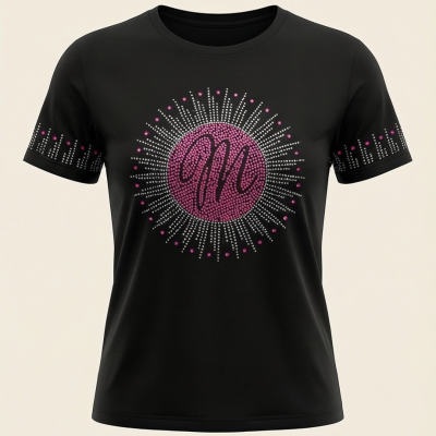 T-shirt preta com estampado circular de pontos rosa e branco e letras ON no centro