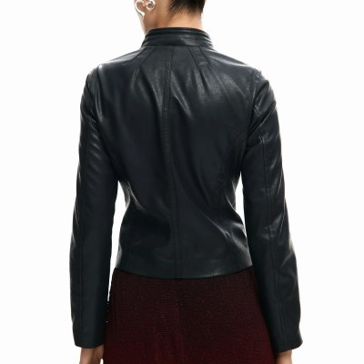 Casaco preto em pele sintética visto pelas costas, usado por modelo com cabelo preso.
