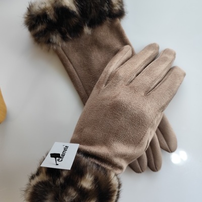 Par de luvas castanhas com acabamento em pelúcia castanha e bege com etiqueta Charrete