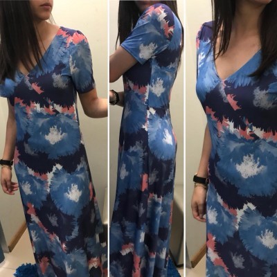 Vestido comprido azul com padrão abstrato e decote em V