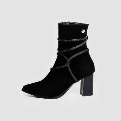 Bota preta de salto alto grosso com faixa decorativa preta e botão metálico