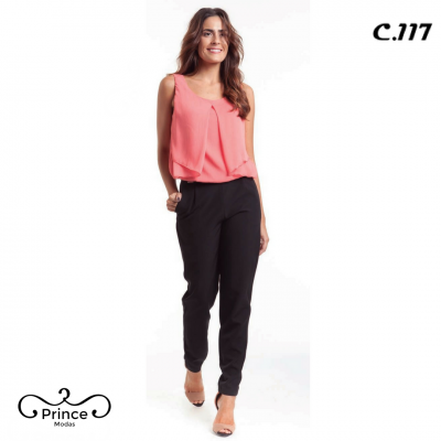 Mulher a usar blusa coral e calças pretas em fundo branco com texto C.177 e logotipo Prince Modas