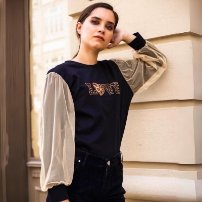 Sweatshirt preta com mangas transparentes bege e palavra LOVE estampada no peito