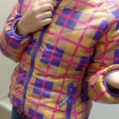 Casaco acolchoado xadrez amarelo, roxo e rosa com fecho