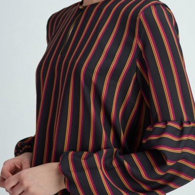 Blusa feminina de riscas verticais com mangas compridas e gola redonda