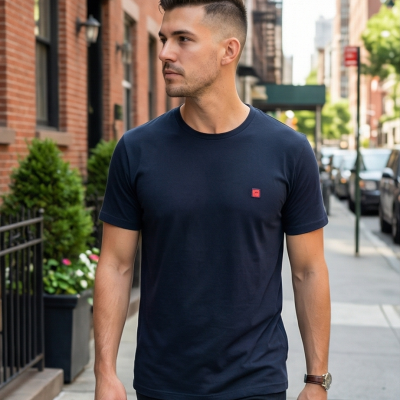 Homem a usar uma camisola azul escura com logótipo vermelho