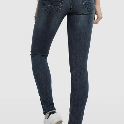 Calças de ganga azuis escuras com etiqueta Lois no bolso traseiro