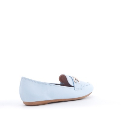 Sapato mocassim azul claro com detalhe metálico dourado