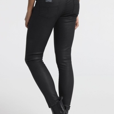 Calças pretas justas com etiqueta Lois e botas pretas