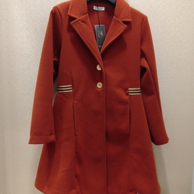 Casaco vermelho texturizado com botões brancos e bolsos listrados