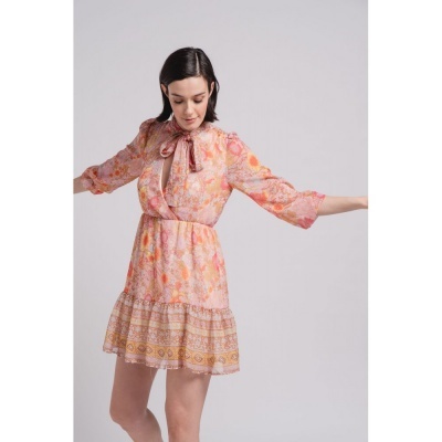 Vestido floral rosa e laranja com laço no decote e babado na saia, vestido feminino em fundo cinza