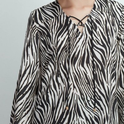 Blusa de padrão zebra preto e branco com cordão no decote