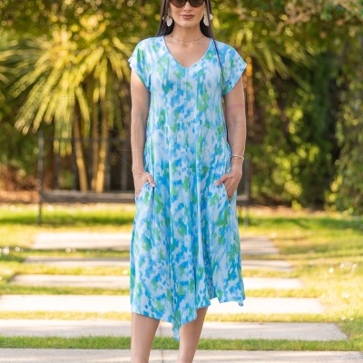 Vestido midi azul e verde com padrão abstrato usado por mulher no exterior